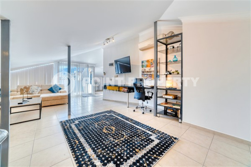 Bright two-level apartment with a stunning location 200 meters from the sea, the center of Alanya-id-4674-photo-1
