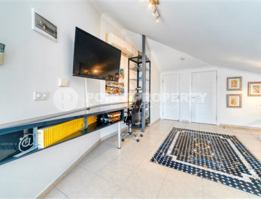 Светлая двухуровневая квартира с потрясающей локацией в 200 метрах от моря, центр Аланьи-id-4674-фото-2