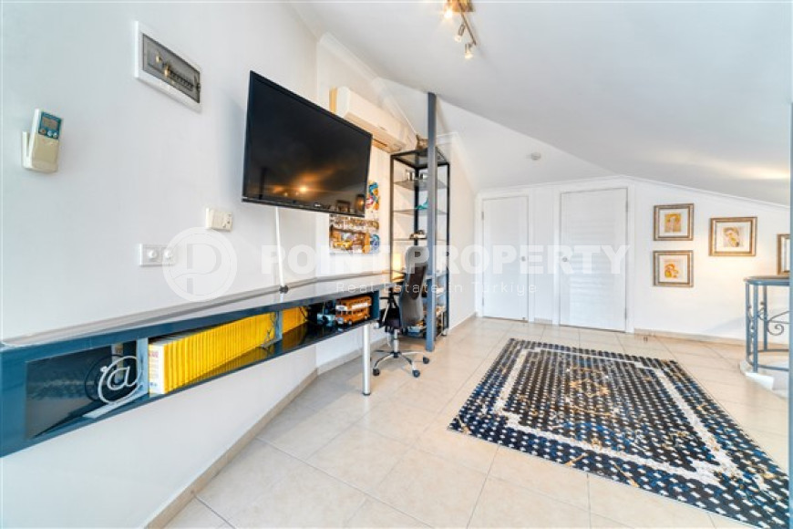 Светлая двухуровневая квартира с потрясающей локацией в 200 метрах от моря, центр Аланьи-id-4674-фото-2