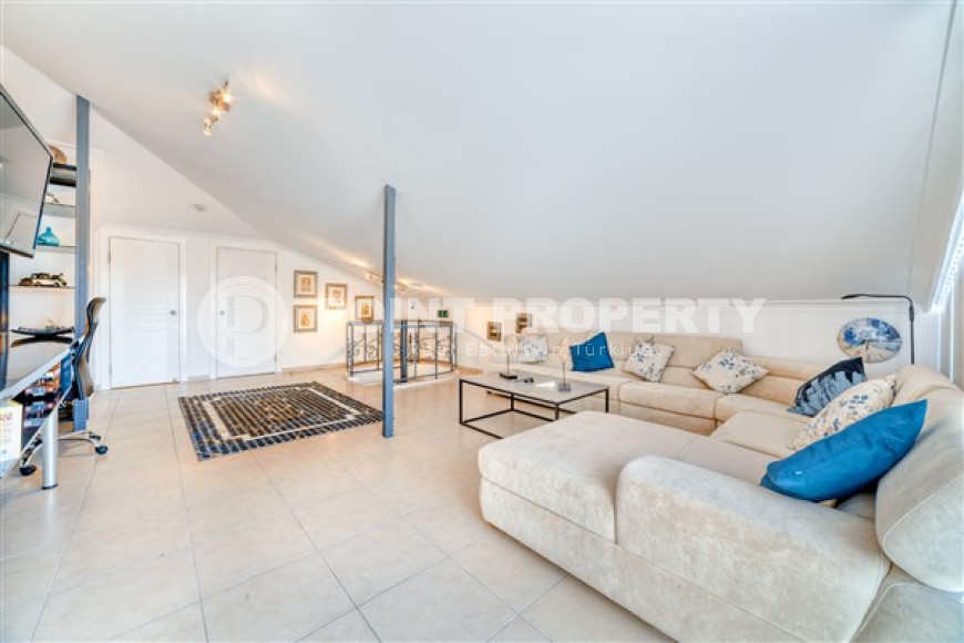 Светлая двухуровневая квартира с потрясающей локацией в 200 метрах от моря, центр Аланьи-id-4674-фото-3