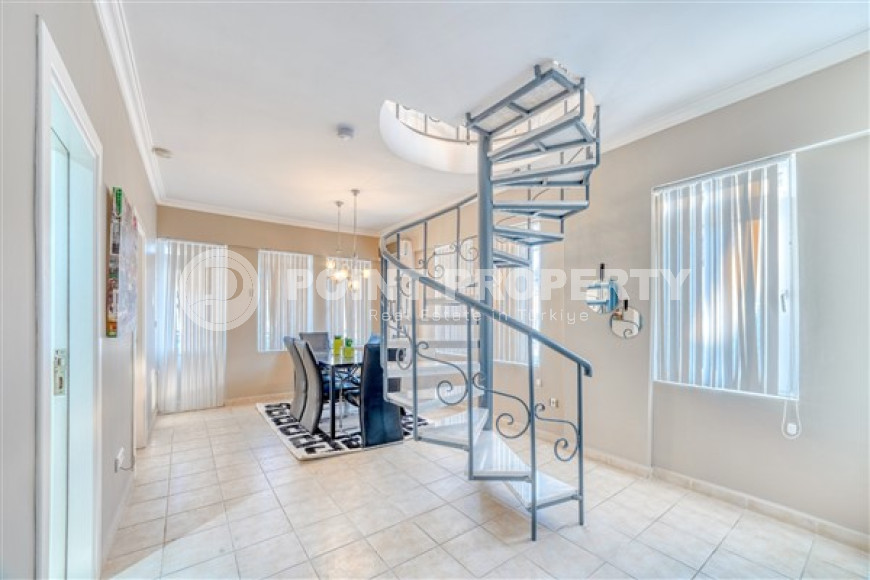 Светлая двухуровневая квартира с потрясающей локацией в 200 метрах от моря, центр Аланьи-id-4674-фото-10