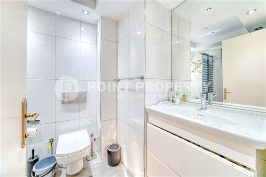 Светлая двухуровневая квартира с потрясающей локацией в 200 метрах от моря, центр Аланьи-id-4674-фото-12