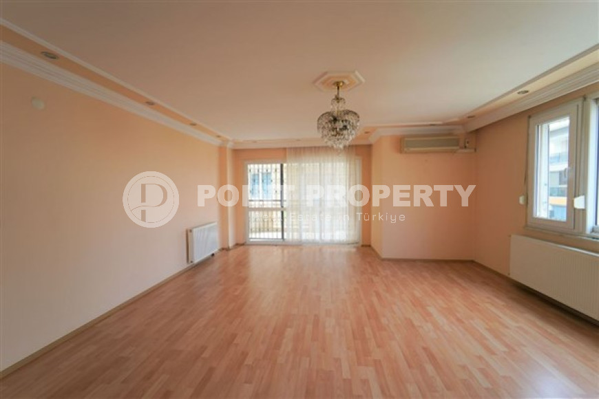 Spacious three bedroom apartment, 165m², in the very center of Alanya, 300m from the sea-id-1383-photo-2