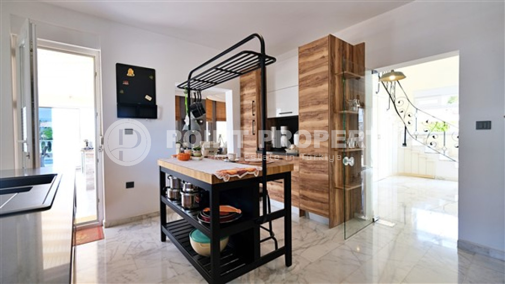 Роскошная вилла 3+1 с бассейном и садом в 750 метрах от пляжа и набережной.-id-4681-фото-5