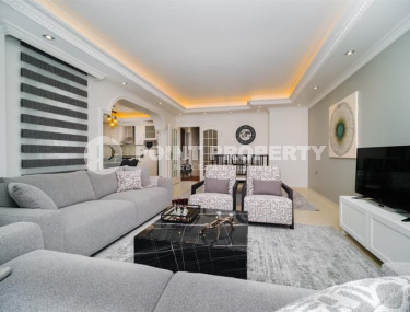 Furnished three-bedroom penthouse, 200m², 50 meters from the sea, in Oba, Alanya.-id-2475-photo-2