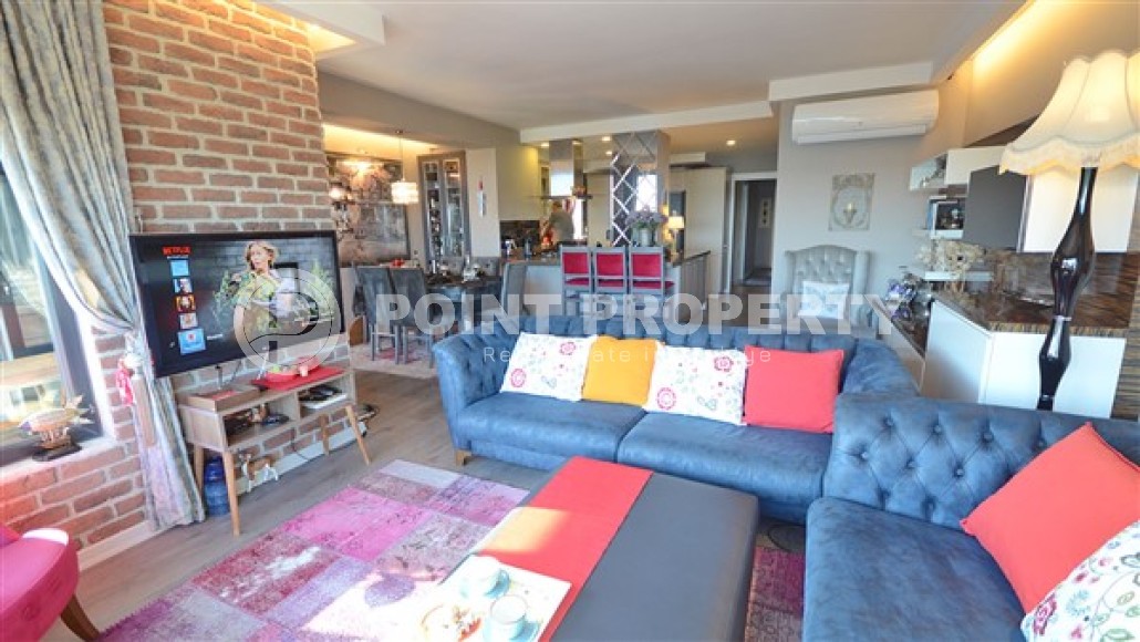 Spacious furnished 3+1 apartment on the very beach in the center of Alanya-id-4863-photo-1