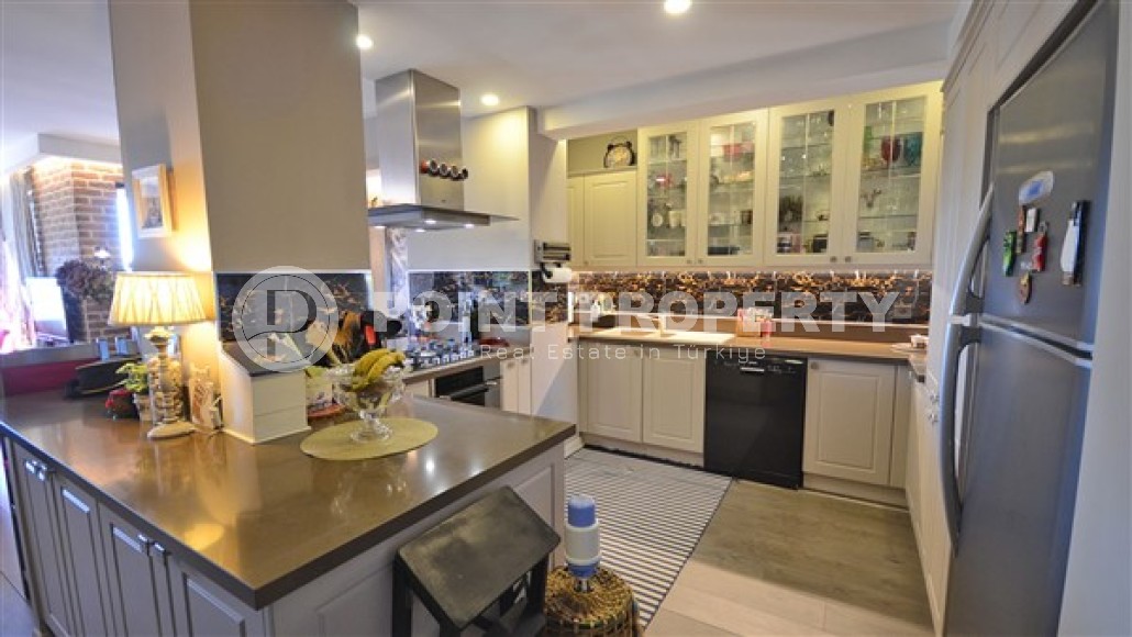 Spacious furnished 3+1 apartment on the very beach in the center of Alanya-id-4863-photo-6