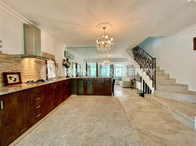 Трехэтажная смежная вилла с четырьмя спальнями, 250м² на берегу моря в районе Алании Конаклы.-id-1399-фото-4