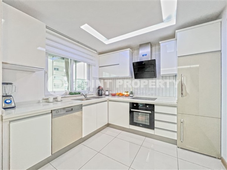 Просторная двухуровневая квартира с дизайнерским ремонтом на 7-м этаже с мансардой в 500 метрах от моря-id-4979-фото-4