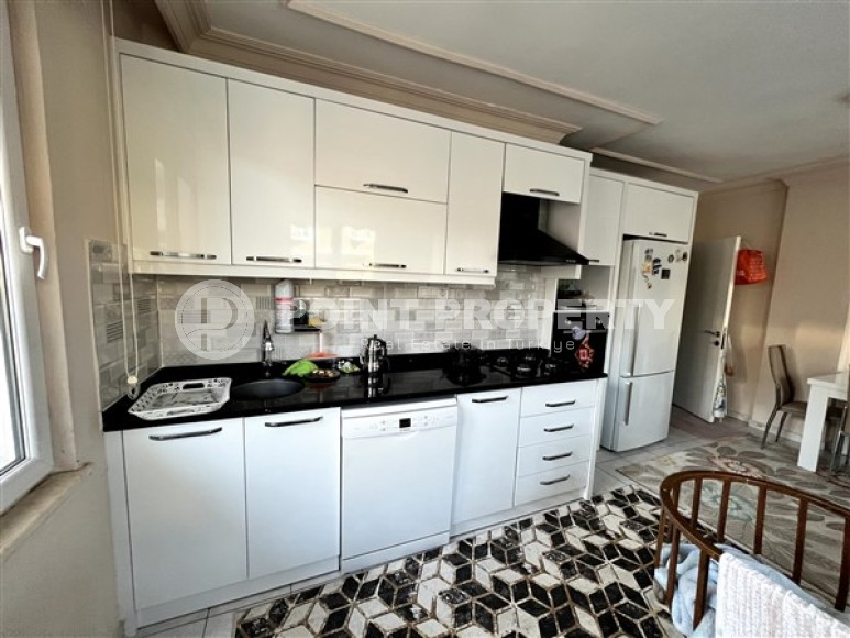 Apartment with one bedroom and separate kitchen, 50 meters from the sea, in the center of Alanya-id-4981-photo-2
