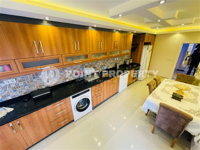 Апартаменты с тремя спальными комнатами, с обстановкой в классическом стиле, в центре города Аланья-id-5002-фото-3