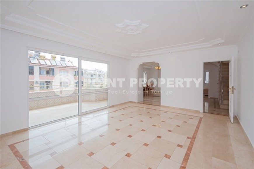 Spacious 4+2 duplex on the 5th floor with an attic on the very beach in the center of Mahmutlar-id-5015-photo-3