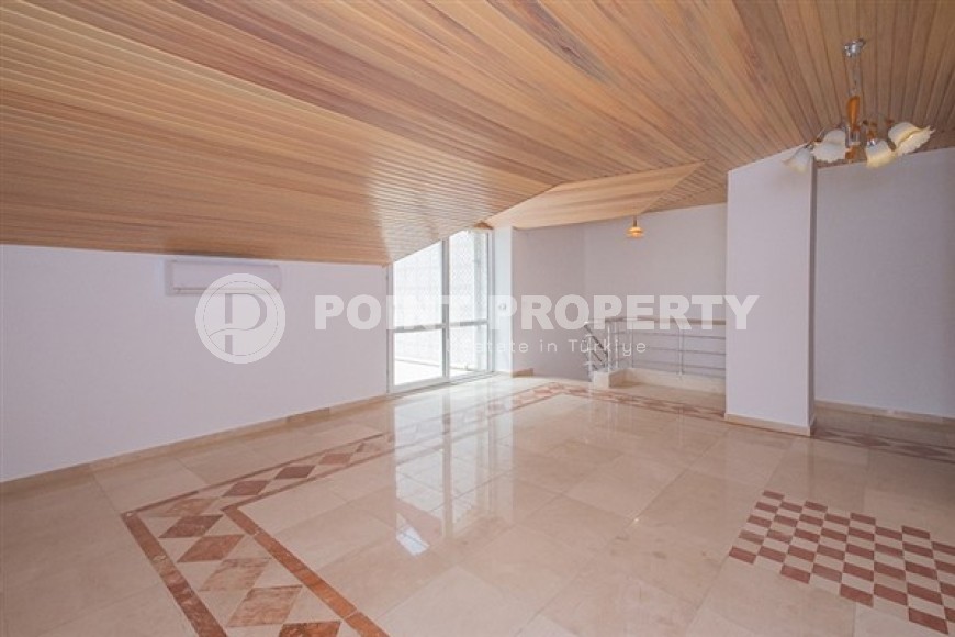 Spacious 4+2 duplex on the 5th floor with an attic on the very beach in the center of Mahmutlar-id-5015-photo-9