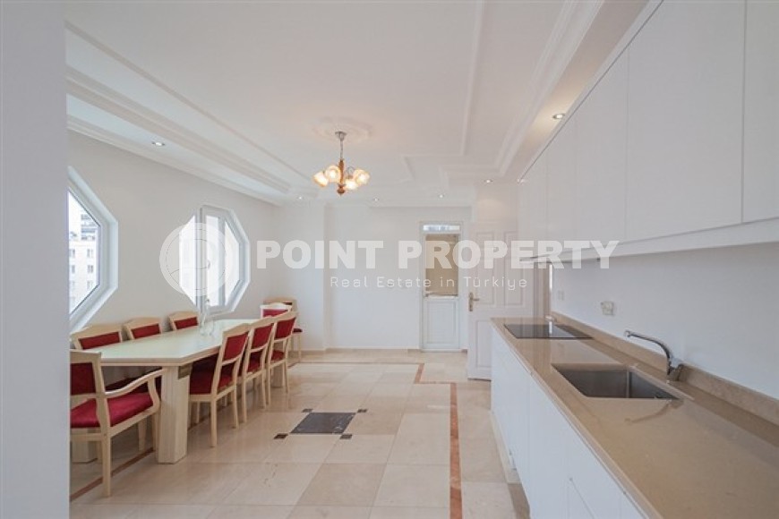 Spacious 4+2 duplex on the 5th floor with an attic on the very beach in the center of Mahmutlar-id-5015-photo-1