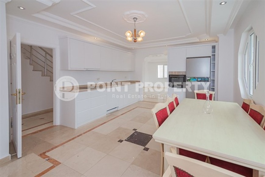 Spacious 4+2 duplex on the 5th floor with an attic on the very beach in the center of Mahmutlar-id-5015-photo-2