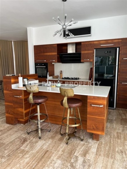 Well-maintained villa with three bedrooms, a fenced area with a garden and a swimming pool, in the center of Alanya-id-5097-photo-2