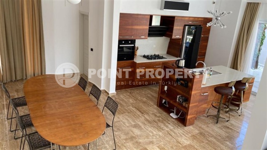 Well-maintained villa with three bedrooms, a fenced area with a garden and a swimming pool, in the center of Alanya-id-5097-photo-3