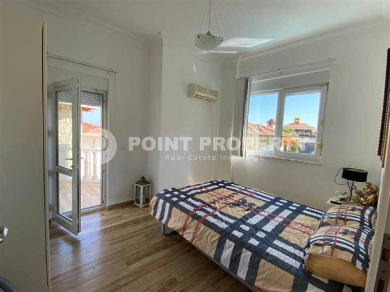 Well-maintained villa with three bedrooms, a fenced area with a garden and a swimming pool, in the center of Alanya-id-5097-photo-11