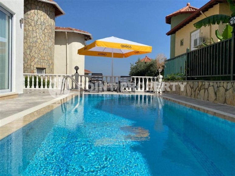 Well-maintained villa with three bedrooms, a fenced area with a garden and a swimming pool, in the center of Alanya-id-5097-photo-17