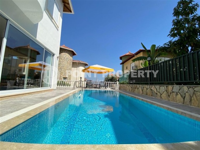 Well-maintained villa with three bedrooms, a fenced area with a garden and a swimming pool, in the center of Alanya-id-5097-photo-18