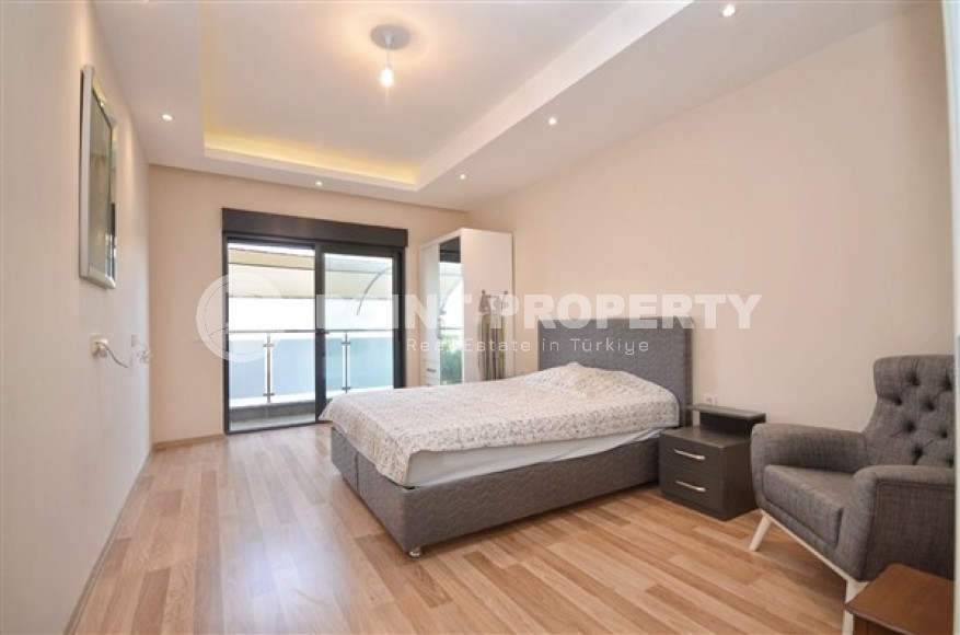 Роскошная вилла с шестью спальными комнатами и видовым открытым бассейном в районе Каргыджак-id-5128-фото-9