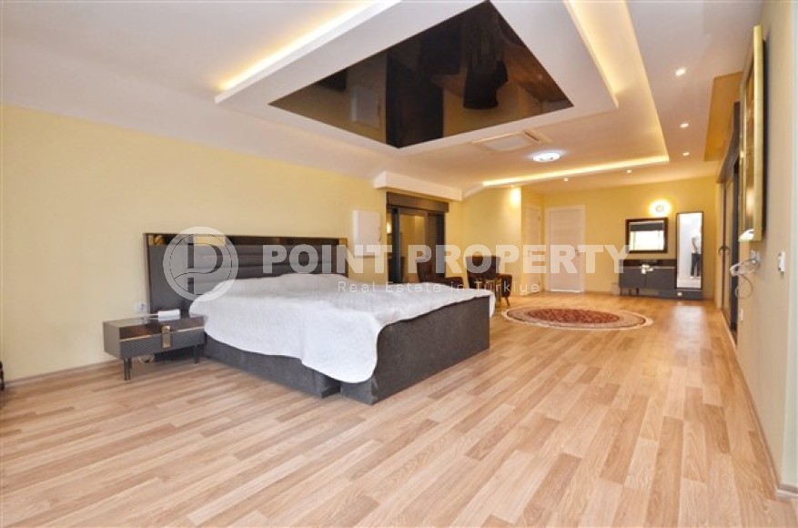 Роскошная вилла с шестью спальными комнатами и видовым открытым бассейном в районе Каргыджак-id-5128-фото-10