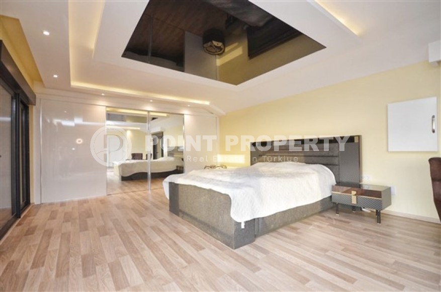 Роскошная вилла с шестью спальными комнатами и видовым открытым бассейном в районе Каргыджак-id-5128-фото-12