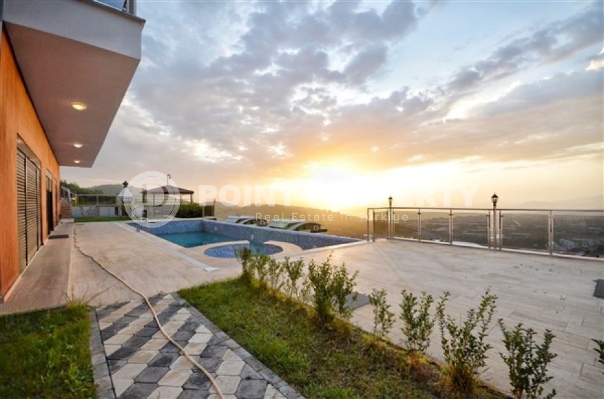 Роскошная вилла с шестью спальными комнатами и видовым открытым бассейном в районе Каргыджак-id-5128-фото-24