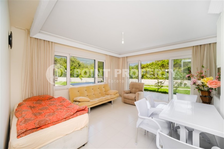 Светлые благоустроенные апартаменты, общей площадью 60 м2, на 1-м этаже с выходом на зеленую лужайку в саду-id-5172-фото-2