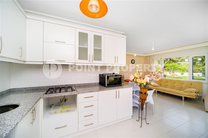 Светлые благоустроенные апартаменты, общей площадью 60 м2, на 1-м этаже с выходом на зеленую лужайку в саду-id-5172-фото-5