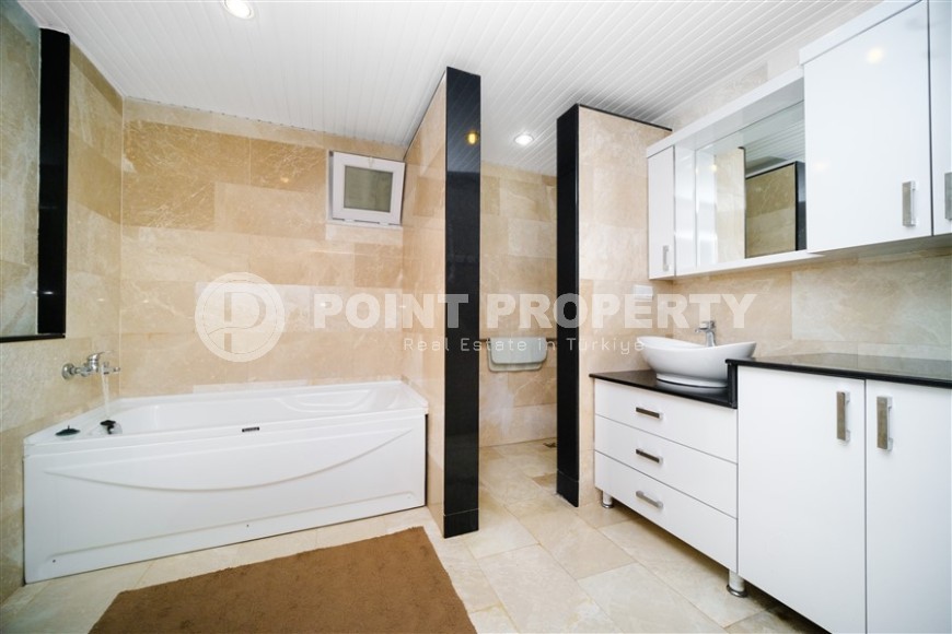 Атмосферная двухуровневая квартира на 4-м этаже с мансардой, с открытой панорамной террасой с видом на Торосские горы-id-5173-фото-12