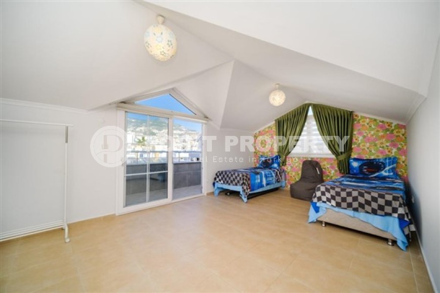 Прекрасная светлая двухуровневая квартира 3+1, общей площадью 140 м2, в самом центре Аланьи-id-5183-фото-9