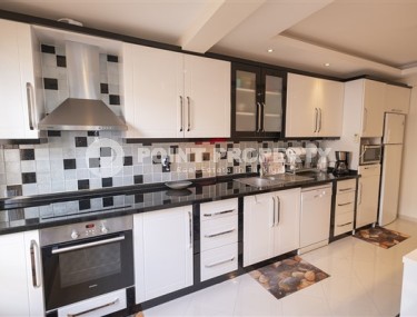 Двухуровнувые апартаменты с четырьмя спальными комнатами, отдельной кухней и видовой террасой, в центре города Аланья-id-5210-фото-3