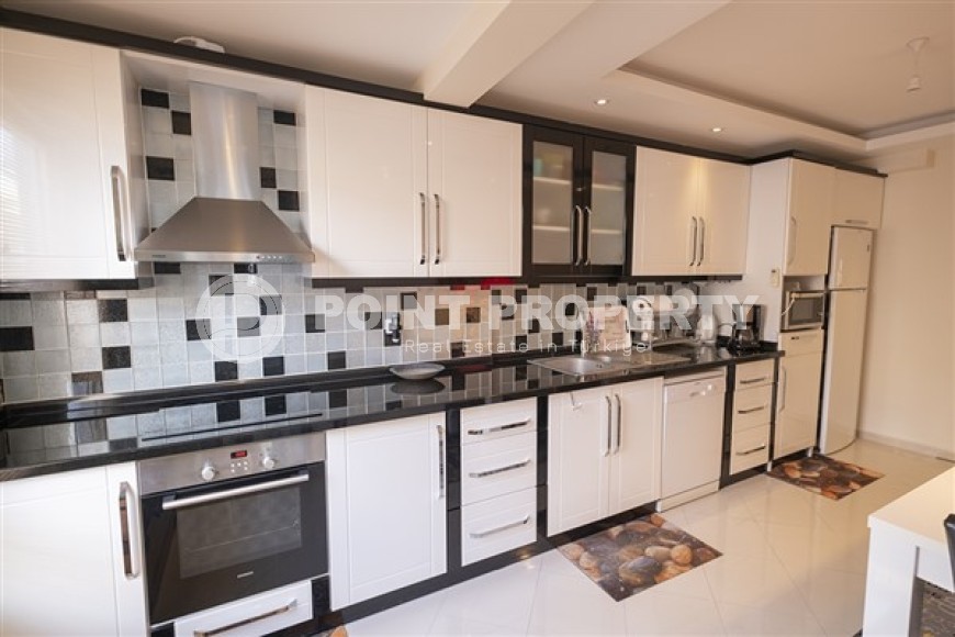 Двухуровнувые апартаменты с четырьмя спальными комнатами, отдельной кухней и видовой террасой, в центре города Аланья-id-5210-фото-3