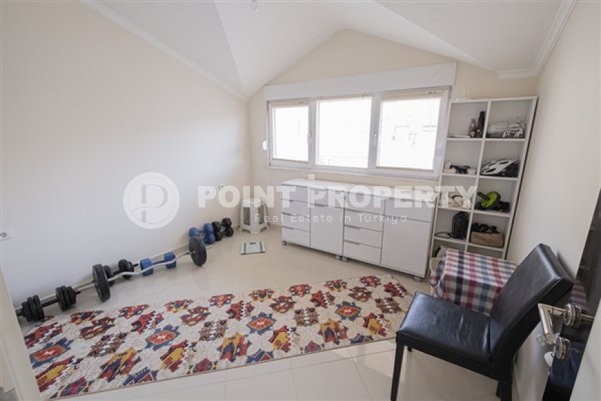 Двухуровнувые апартаменты с четырьмя спальными комнатами, отдельной кухней и видовой террасой, в центре города Аланья-id-5210-фото-7