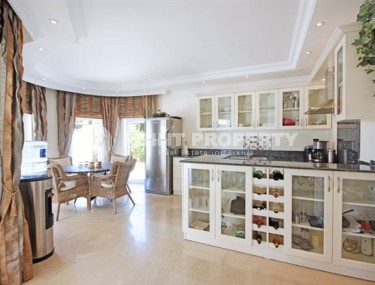 Вилла с пятью спальными комнатами с большой видовой террасой и видом на Средиземное море, в районе Каргыджак-id-5235-фото-2