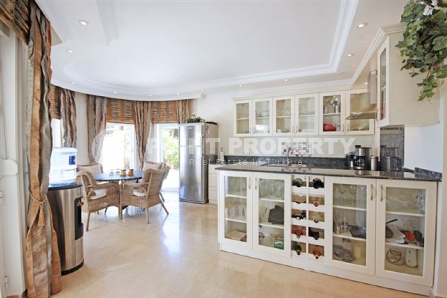 Вилла с пятью спальными комнатами с большой видовой террасой и видом на Средиземное море, в районе Каргыджак-id-5235-фото-2