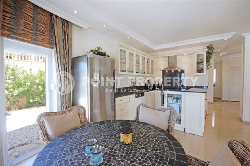 Вилла с пятью спальными комнатами с большой видовой террасой и видом на Средиземное море, в районе Каргыджак-id-5235-фото-4