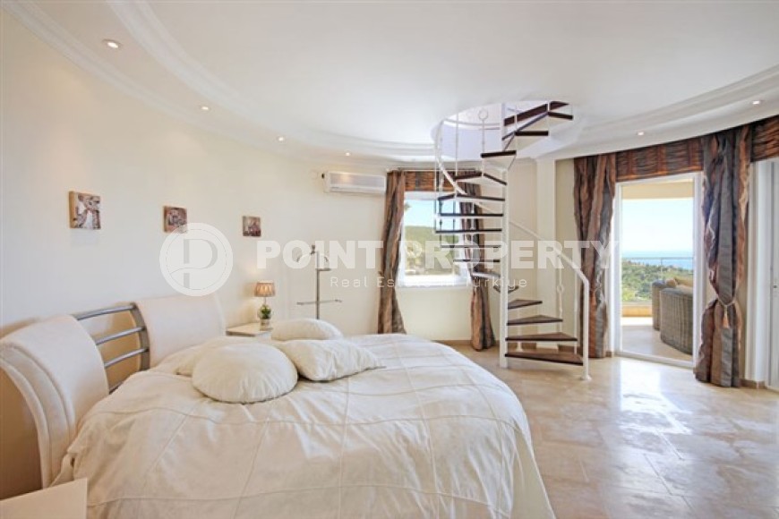 Вилла с пятью спальными комнатами с большой видовой террасой и видом на Средиземное море, в районе Каргыджак-id-5235-фото-12