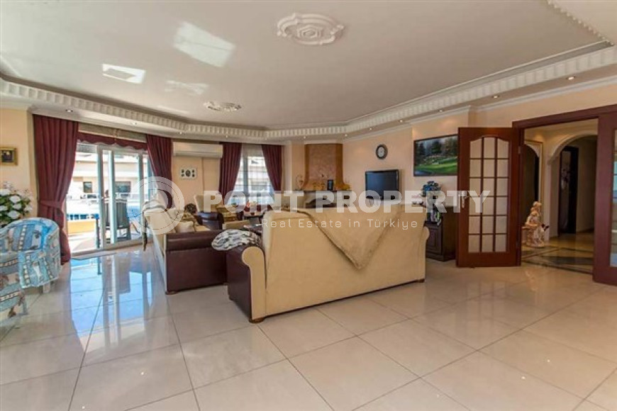 Furnished duplex penthouse 6+1, 550m² on the first coastline in Oba, Alanya.-id-1425-photo-9