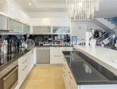 Просторная видовая двухуровневая квартира на 4-м этаже с мансардой в 600 метрах от моря, в популярном районе Аланьи - Оба-id-5355-фото-4