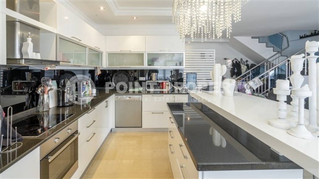 Просторная видовая двухуровневая квартира на 4-м этаже с мансардой в 600 метрах от моря, в популярном районе Аланьи - Оба-id-5355-фото-4