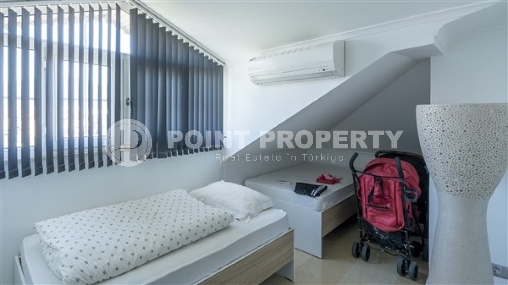 Просторная видовая двухуровневая квартира на 4-м этаже с мансардой в 600 метрах от моря, в популярном районе Аланьи - Оба-id-5355-фото-9