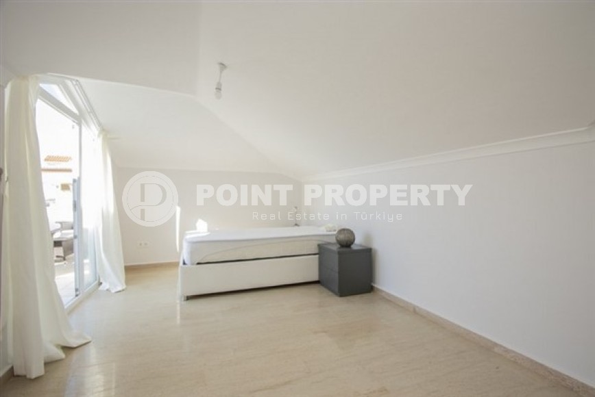 Двухуровневые апартаменты с тремя спальными комнатами и видовой террасой, рядом с морем в районе Конаклы-id-5380-фото-9