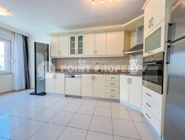 Large bright apartment 3+1, with a total area of 180 m2, on the 1st floor in a building built in 2004, in the center of Mahmutlar district-id-5408-photo-3