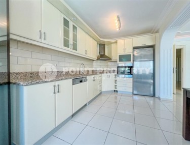 Large bright apartment 3+1, with a total area of 180 m2, on the 1st floor in a building built in 2004, in the center of Mahmutlar district-id-5408-photo-4