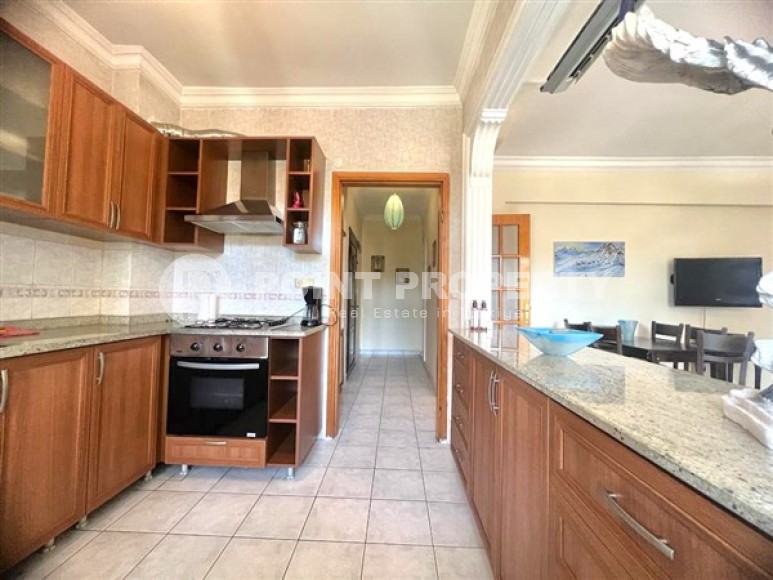 Апартаменты планировкой 2+1 и отдельной кухней, рядом с морем в центре города Аланья-id-5440-фото-3