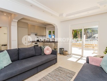 Светлая просторная квартира с новым ремонтом, современным интерьером, стильной мебелью и бытовой техникой, в 50 метрах от пляжа Клеопатры-id-5487-фото-2