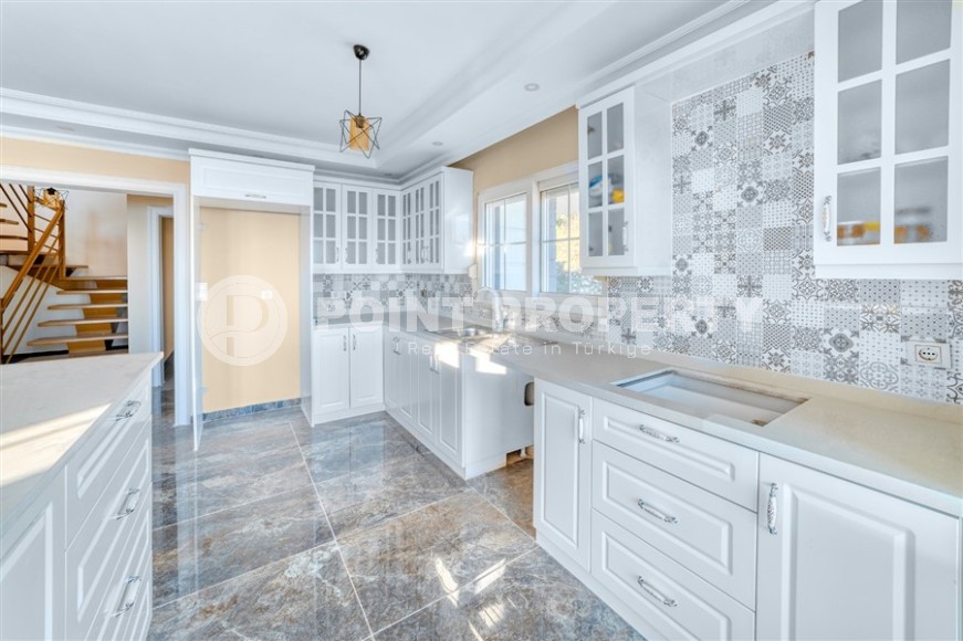 Апартаменты 4+1 в таунхаусе  с новым качественным ремонтом, в элитном районе Аланьи - Бекташ-id-5490-фото-4