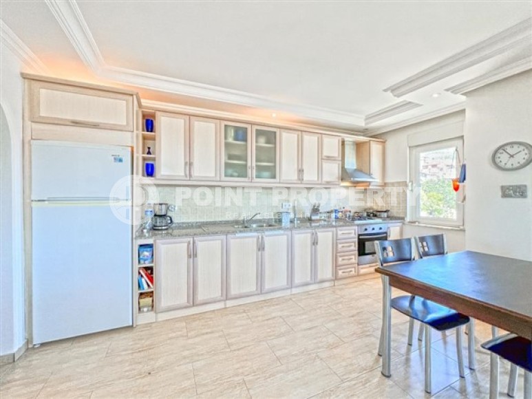 Panoramic two-level apartment 5+1, with a total area of 180 m2, 700 meters from the sea in the center of Alanya-id-5522-photo-3